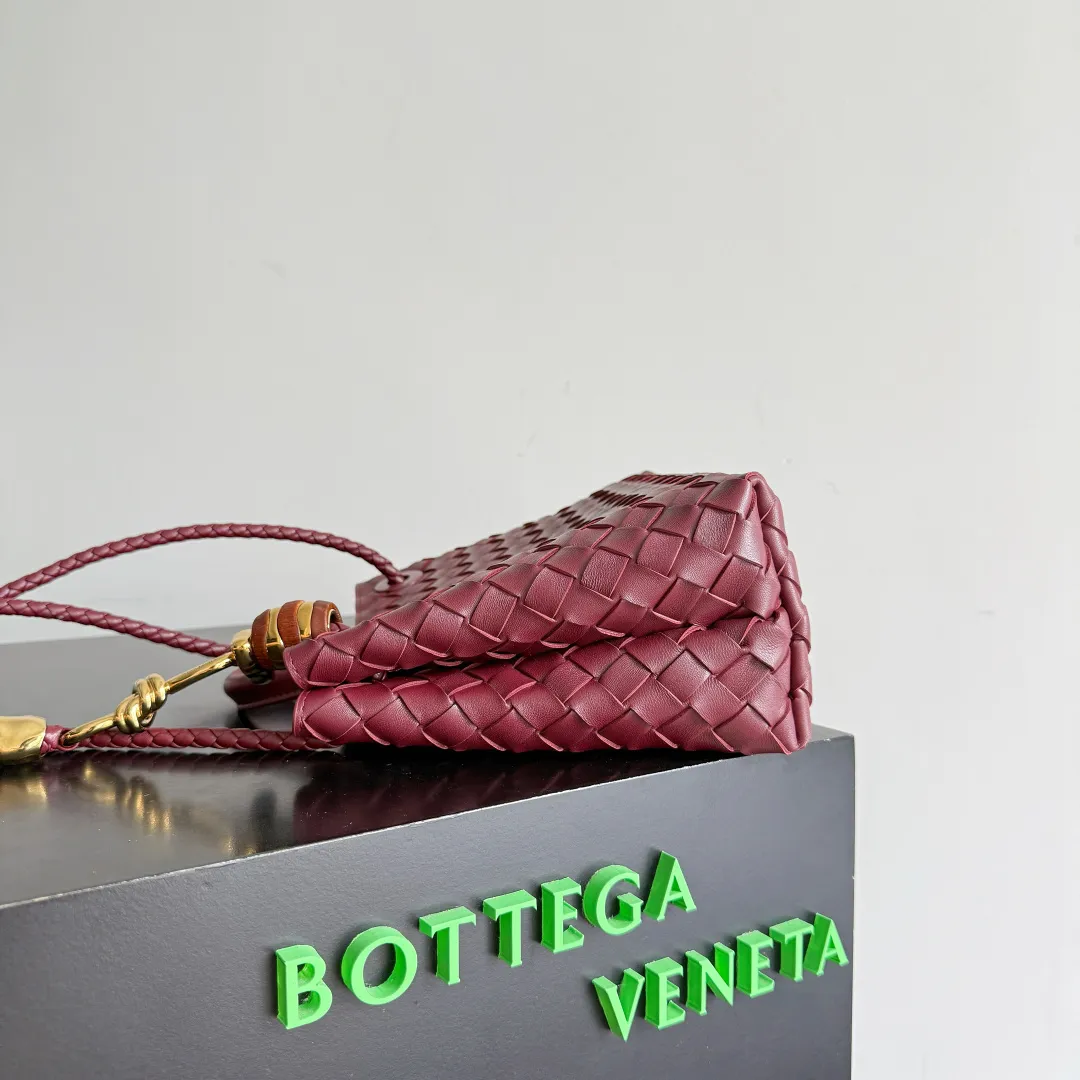 The new Andiamo batch of 3060 BV is shipped‼ ️The classic intercciato weaving process is used to create a soft bag, the metal knot is made of micro-cast aluminum using jewelry technology🪢, and the decorative beads are made of metal and hand-polished oak, allowing you to jump repeatedly between elegance and fun💃, making it unpredictable. Classic and versatile, it shows off your temperament, and the bag has a large capacity, making it very convenient for daily commuting! It has a variety of carrying methods, the shoulder straps can be adjusted by yourself, the original lambskin feels soft and delicate, and the unisex style breaks gender boundaries and brings a more practical and long-lasting use experience. The Andiamo, which has both elegant and casual styles, perfectly interprets the "fashionable old money style". Style number: 743568+wood hardware Color: Barro Red Size: 25*22*10.5cm